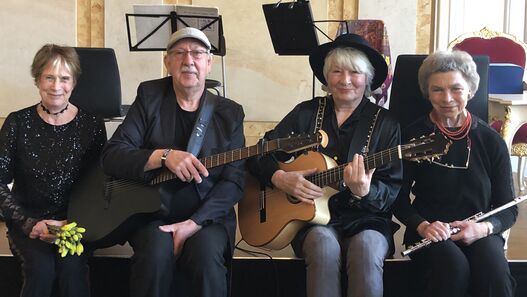 Helga Korén mit ihrer musikalisch Begleitung Silvia Jacobs, Dorothea Weimann und Horst Fiebig