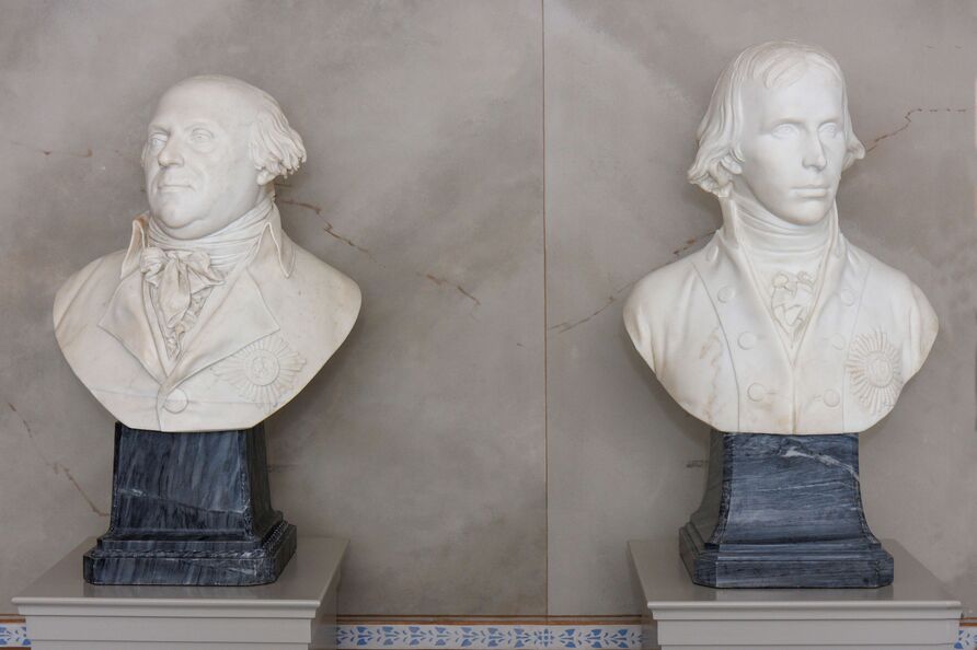 Johann Gottfried Schadow, Marmorbildnisse des preußischen Königs Friedrich Wilhelms II. und seines Sohnes, Kronprinz Friedrich Wilhelm (III.). Die Büsten wurden 1792 und 1797 von dem berühmten Berliner Bildhauer gefertigt