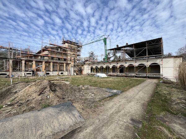 Römische Bäder, Blick auf das Gärtnerhaus und die Therme