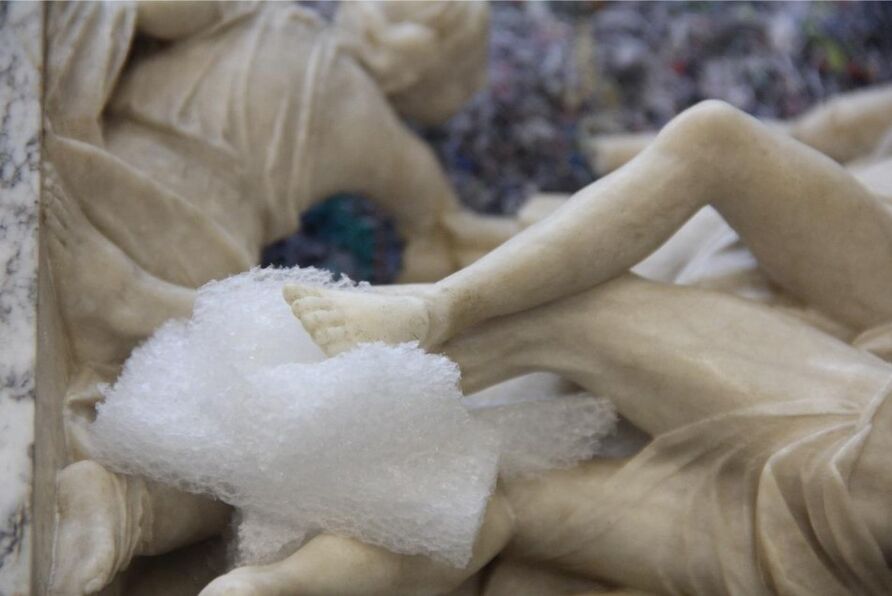 Die neu angefertigten Ergänzungen wurden mithilfe von Acrylfarben retuschiert und an den Alabaster angeglichen