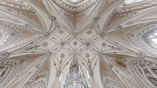Neugotische Decke des Festsaals der Meierei auf der Pfaueninsel mit starker Ornamentik und Glaskronleuchter