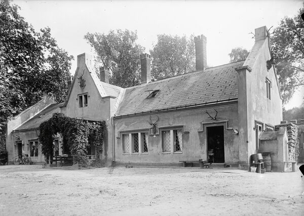 View of Jägerhof Lodge in Glienicke Park, shortly before its refurbishment for Julius Lippert, ca. 1934