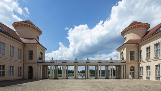 Schloss Rheinsberg, Blick vom Schlosshof nach Westen über den See