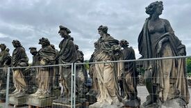 So groß und doch so sensibel: Die Skulpturen auf der Dachbalustrade des Neuen Palais