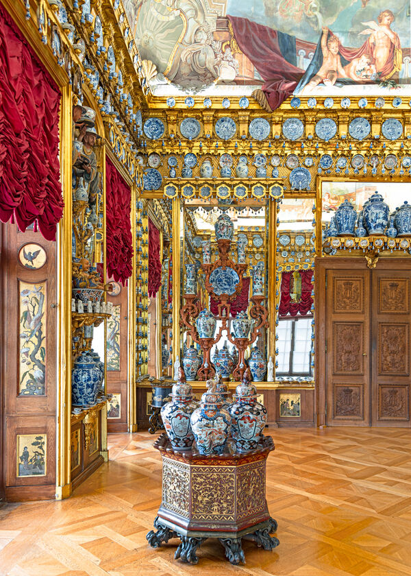 Porzellankabinett im Altes Schloss von Schloss Charlottenburg, Blick in die südöstliche Ecke des Raumes, im Vordergrund der Große Lack-Trommeltisch mit Vasen im Imari-Stil