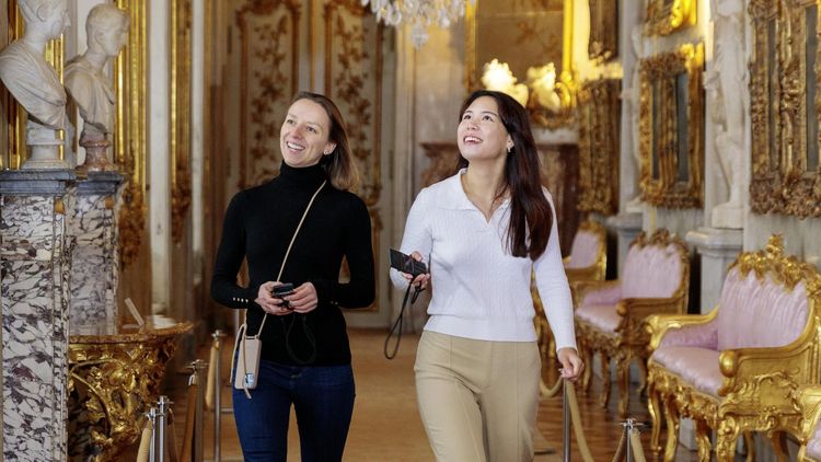 Besucherinnen im Schloss Sanssouci