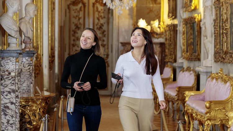 Besucherinnen im Schloss Sanssouci