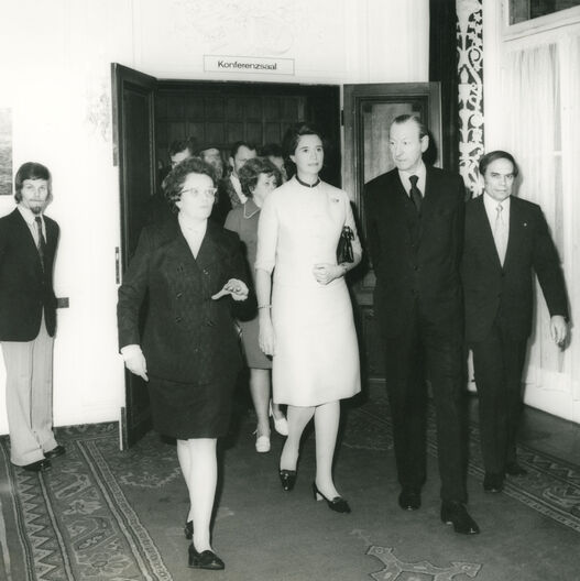 UNO-Generalsekretär Dr. Kurt Waldheim und seine Ehefrau begeben sich vom Konferenzsaal in den Weißen Salon des Schlosses Cecilienhof. Links neben Elisabeth Waldheim Erika Herbig, Direktorin der Gedenkstätte des Potsdamer Abkommens, rechts neben Kurt Waldheim Werner Eidner, Vorsitzender des Rates des Bezirkes Potsdam