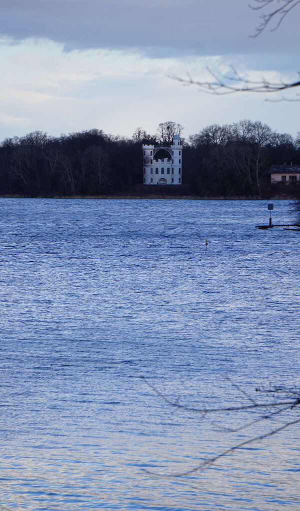 Blick übers Wasser auf Schloss Pfaueninsel