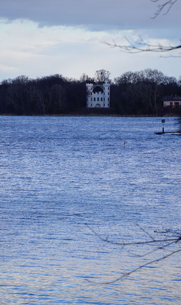 Blick übers Wasser auf Schloss Pfaueninsel