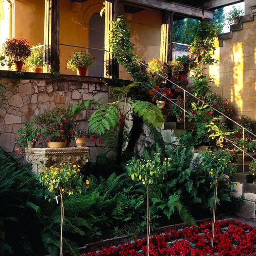 Römische Bäder Park Sanssouci, Aufgang Gärtnerhaus mit Sommerbepflanzung