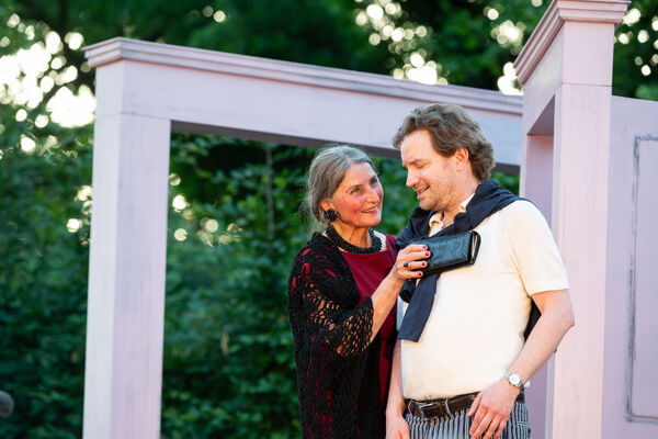 Theater Poetenpack, Der Kirschgarten, Gundi-Anna Schick und Stefan Wilde © Marcus Lieberenz Theater Poetenpack, Szenenbild der Aufführung „Der Kirschgarten“ mit Gundi-Anna Schick und Stefan Wilde