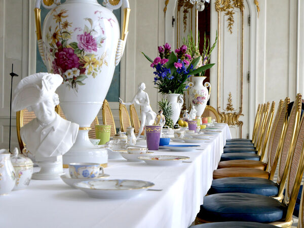 Veranstaltung „Teegenuss beim König“, festlich gedeckte Teetafel in der Blauen Galerie der Neuen Kammern, im Vordergrund ein Büste Friedrichs II.