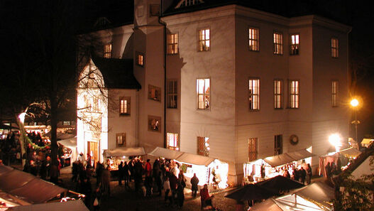 Märchenhafter Weihnachtsmarkt am Jagdschloss Grunewald © SPSG Weihnachtsmarkt rund um das erleuchtete Jagdschloss Grunewald