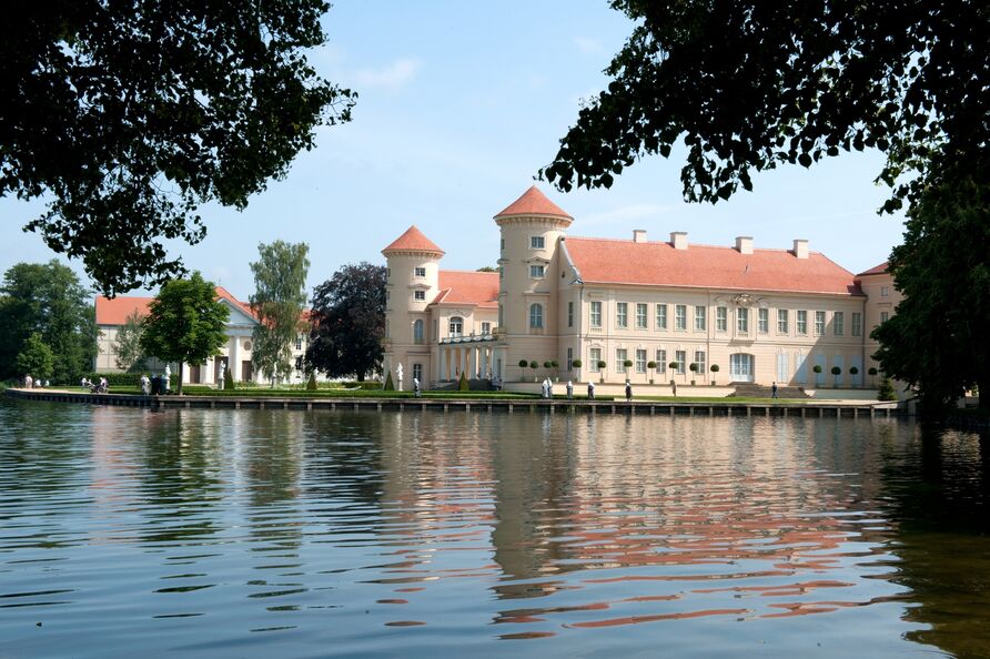 Schloss Rheinsberg, Ansicht von Westen über den Grienericksee