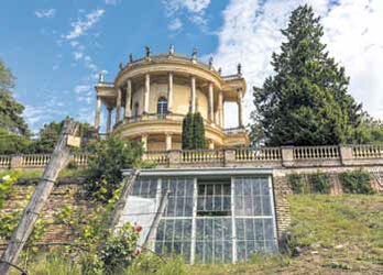 Schöne Aussichten: Das Belvedere am Klausberg krönt den Königlichen Weinberg.
