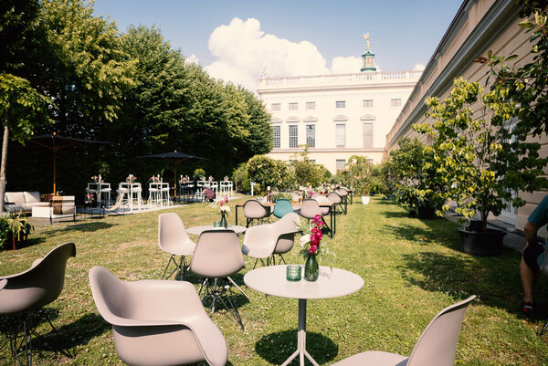 Schloss Charlottenburg – Große Orangerie, Gartenseite © spaces mgt GmbH Schloss Charlottenburg – Große Orangerie, Gartenseite mit gruppierten Tischen und Stühlen