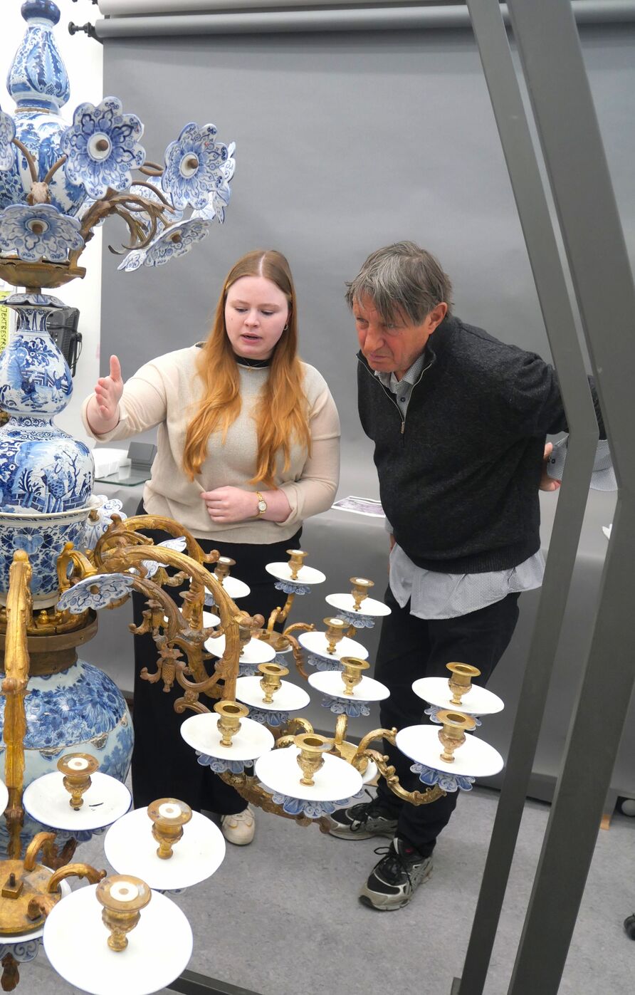 Helen Böhland in der Restaurierungswerkstatt