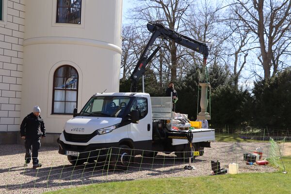Die Sonnenuhr wird mit einem Lastkran an ihren Platz gebracht