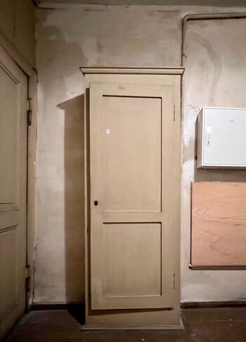 Wandschrank in dem die Flasche gefunden wurde. Ehemalige Garderobe (Raum 169a), 2023