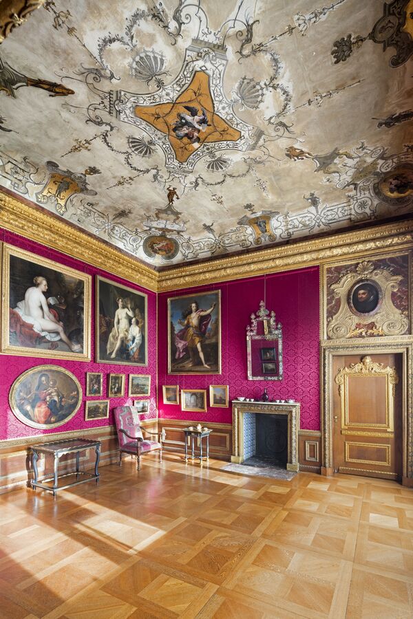 Blick in das mit Gemälden behangene Schlafzimmer der Königin Sophie Charlotte 