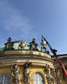 Zinkgussvasen werden mit einem Kran auf die Attika des Schlosses Sanssouci gehoben
