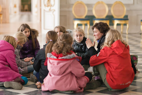 Kindergruppe in den Neuen Kammern