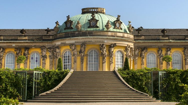 Schloss Sanssouci, frontale Ansicht mit oberster Terrasse