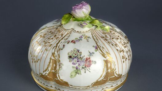 KPM Berlin: Runde Wärmeglocke aus dem 1. Potsdamschen Service Friedrichs II., 1765/1768