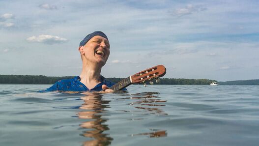 Helm van Hahm mit Gitarre im Wasser 