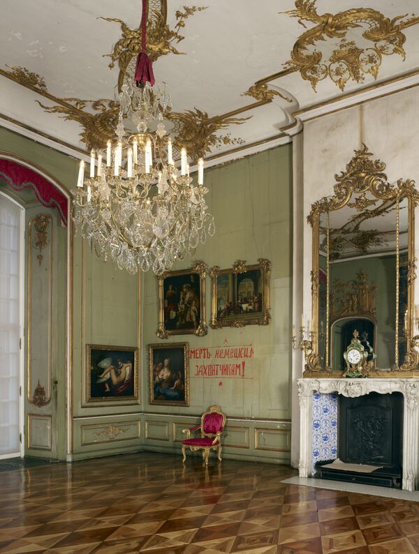 Neues Palais, Tamerlanzimmer mit russischen Schriftzeichen an der Wand: „смерть немецким захватчикам!“ („Tod den deutschen Aggressoren!“)