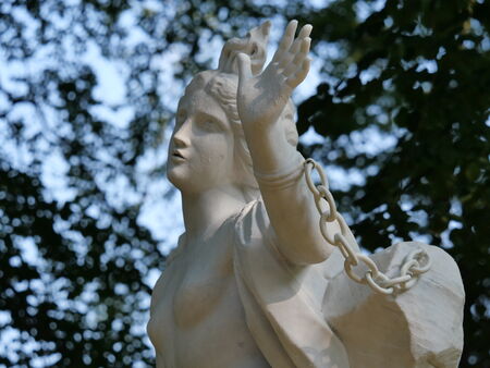 „Froschfontäne“ – Skulptur der Andromeda, an einen Felsen gekettet, Detail von der Brust aufwärts
