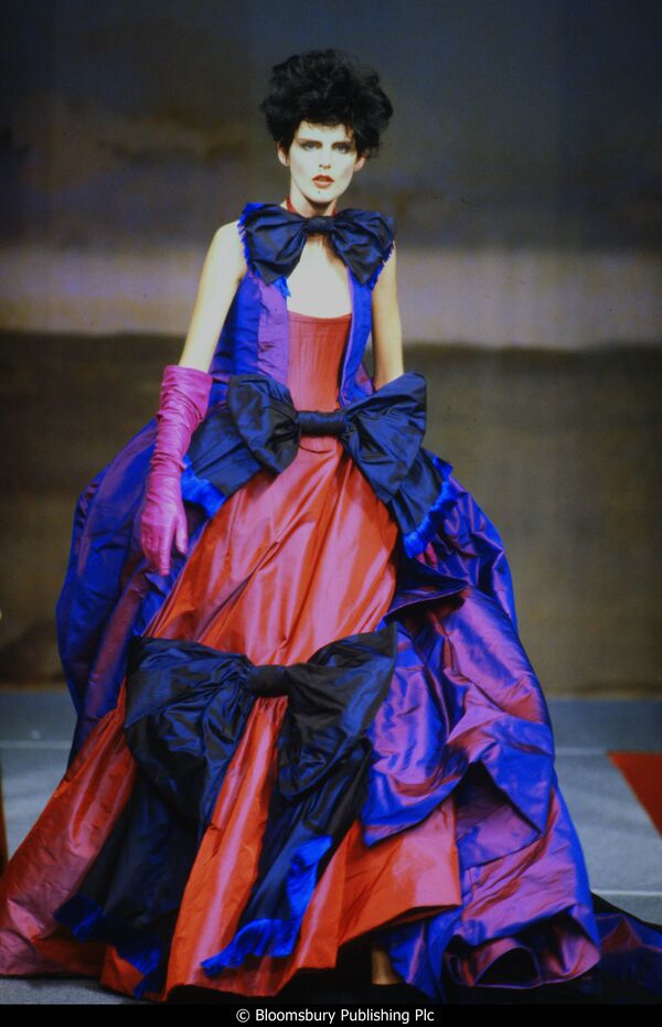 Die Abendrobe Big Bow von Vivienne Westwood, präsentiert von dem Model Stella Tennant in der Frühjahr/Sommer-Modenschau in Paris im Oktober 1996