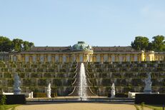 Schloss Sanssouci, Blick vom Parterre über die große Fontäne und die Terrassen zum Schloss