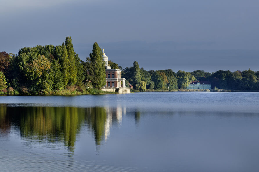 Blick über den Heiligensee zum Marmorpalais im Neuen Garten