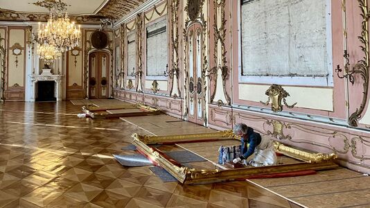 Vergoldermeisterin Susanne Taggesell bei der Rahmenpatinierung für das Gemälde Giordanos in der Oberen Galerie des Neuen Palais