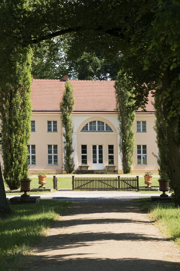 Hoffassade vom Schloss Paretz mit Pappeln