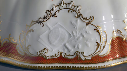 Meißen: Wärmeglocke aus dem Service Friedrichs II. mit preußisch-musikalischem Dessin (rot), Symbol der Künste und Wissenschaften, 1761