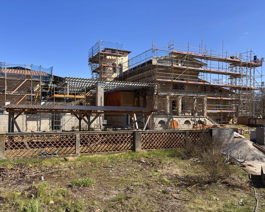 Blick auf das Gärtnerhaus der Römischen Bäder von Nordwesten, April 2026
