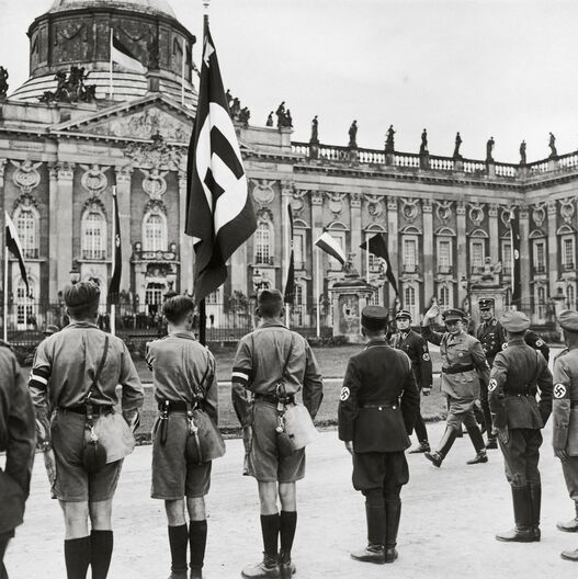 Eröffnung des Preußischen Staatsrates am Neuen Palais, 16.9.1933. Ministerpräsident Hermann Göring schreitet vor Beginn der ersten Arbeitssitzung des Preußischen Staatsrates die Ehrenformation der nationalsozialistischen Organisationen wie der Sturmabteilung (SA) und der Schutzstaffel (SS) ab