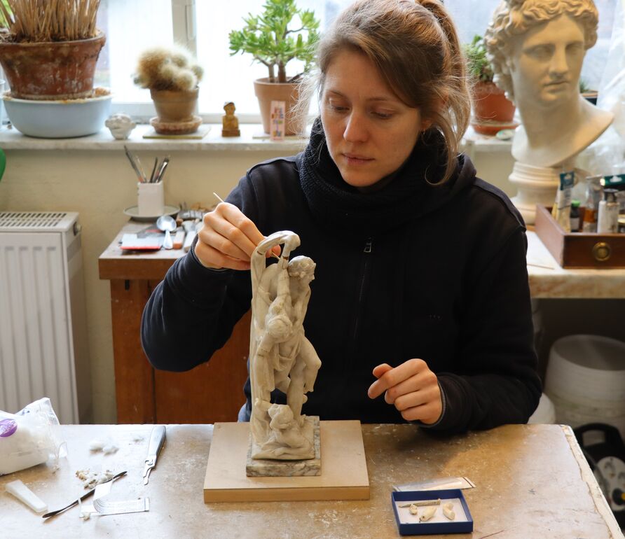Alexandra Streich beim Reinigen