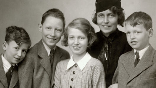 Terezie Belcredi, geb. Gräfin Kálnoky von Köröspatak, mit vier ihrer fünf Kinder (v.l.n.r.: Richard, Ludvík, Marie Therese, Hugo)