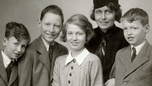 Terezie Belcredi, geb. Gräfin Kálnoky von Köröspatak, mit vier ihrer fünf Kinder (v.l.n.r.: Richard, Ludvík, Marie Therese, Hugo)