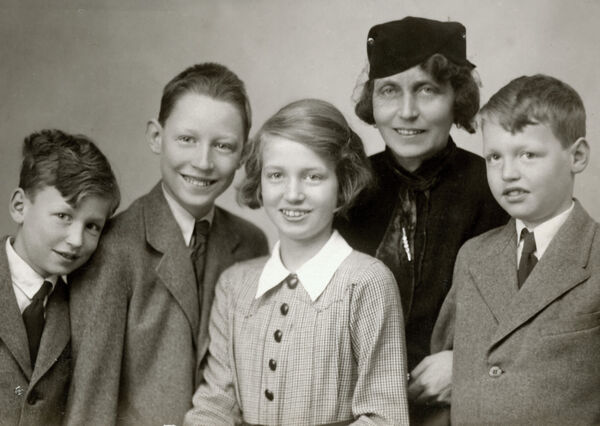 Terezie Belcredi, geb. Gräfin Kálnoky von Köröspatak, mit vier ihrer fünf Kinder (v.l.n.r.: Richard, Ludvík, Marie Therese, Hugo)