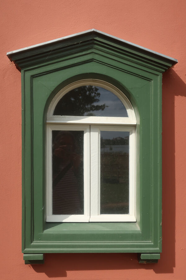 Rotes Haus im Neuen Garten nach der Sanierung, Detail: Fenster mit grüner Fassadenrahmung