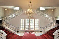 Blick frontal in das Haupttreppenhaus im Schloss Schönhausen