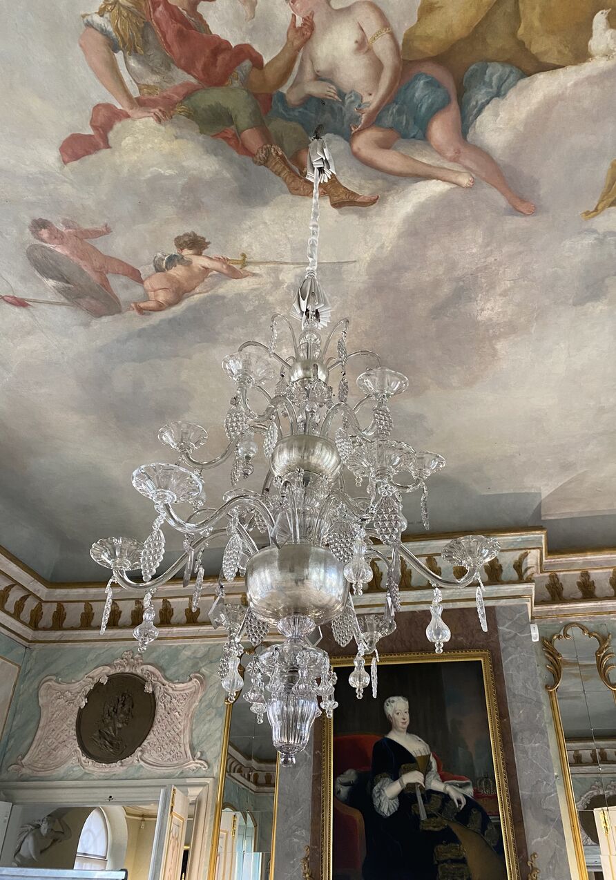 Rittersaal mit wiederhergestelltem Zechliner Glasarmkronleuchter