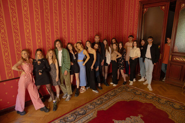 Künstlerinnen und Künstler aus der Ukraine leben und arbeiten in der Ukrainian Cultural Community (UCC) in Berlin. Für das Foto posieren sie in dem Wohnzimmer der Residenz. Diese befindet sich in einer Wohnung am Berliner Kurfürstendamm, die zuvor als Edelbordell genutzt worden war.