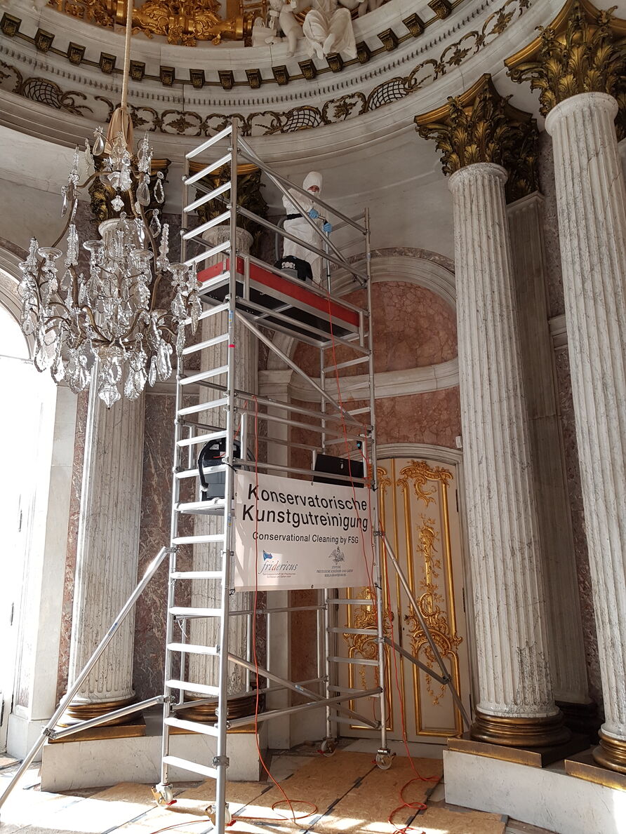 Marmorsaal im Schloss Sanssouci: Mithilfe eines fahrbaren Gerüstes werden die Räume bis zur Decke gereinigt