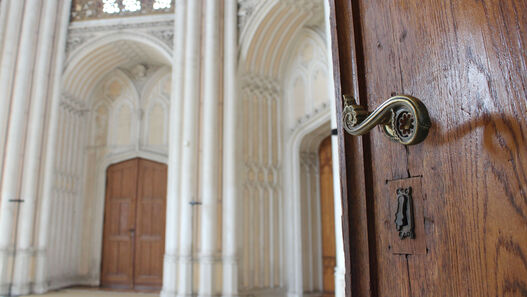 Im Schloss Babelsberg, im Vordergrund die sich zum Tanzsaal öffnende Tür
